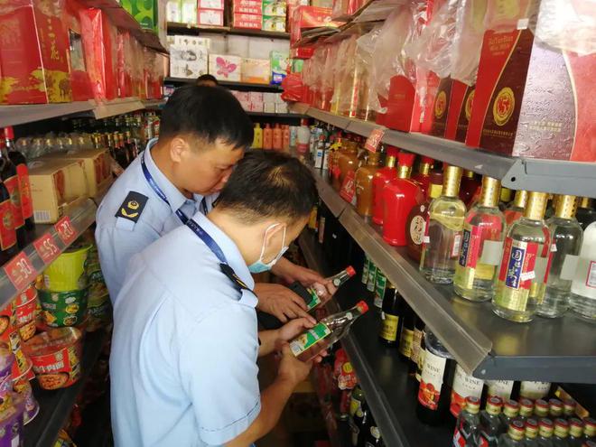 梧州龙圩区市场监管局共查获一批问题白酒105瓶,立案6起!